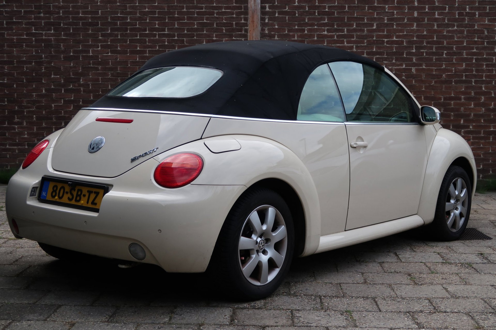 Volkswagen New Beetle Cabriolet 2.0 Highline *Rijklaarprijs *Airco *Stoelverwarming *Lederen bekleding 55385519-1.jpg | Kose Autos